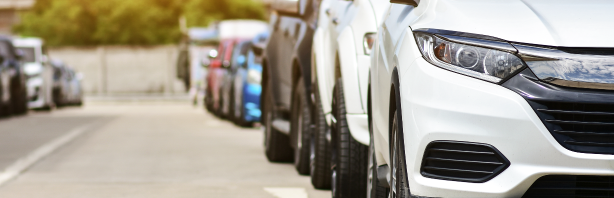 שורת רכבים חונים