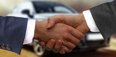 לחיצת ידיים בתום סגירת עסקת רכישת רכב
