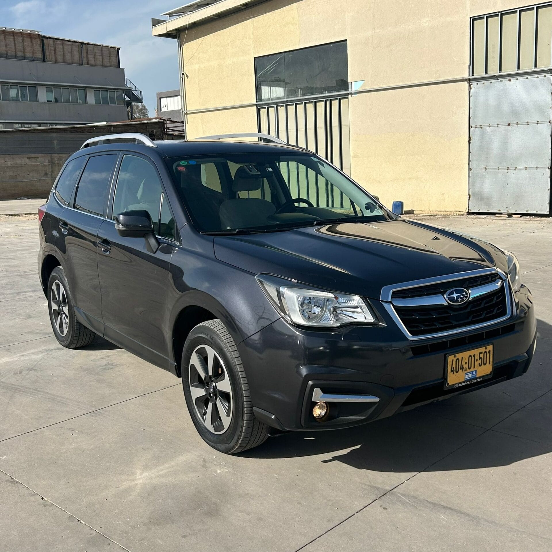 סובארו פורסטר שחורה 2018 חזית ימין