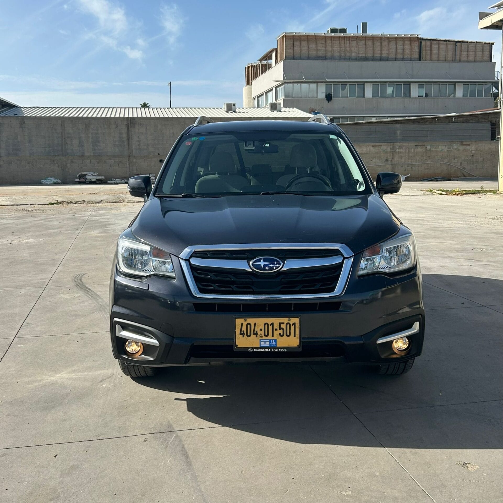 סובארו פורסטר שחורה 2018 חזית