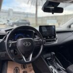 טויוטה קורולה לבנה 2022 תא נהג