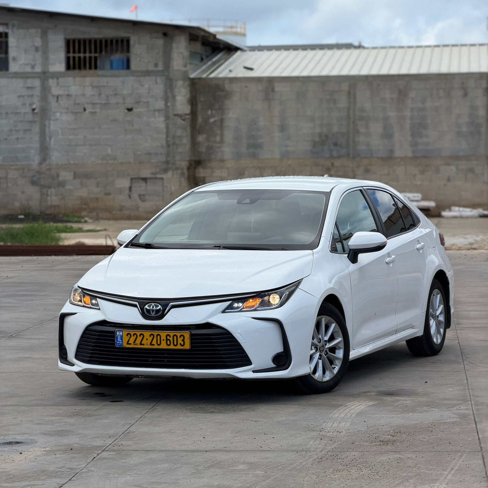 טויוטה קורולה לבנה 2022 חזית שמאל