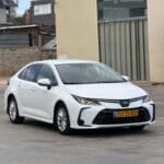 טויוטה קורולה לבנה 2022 חזית ימין