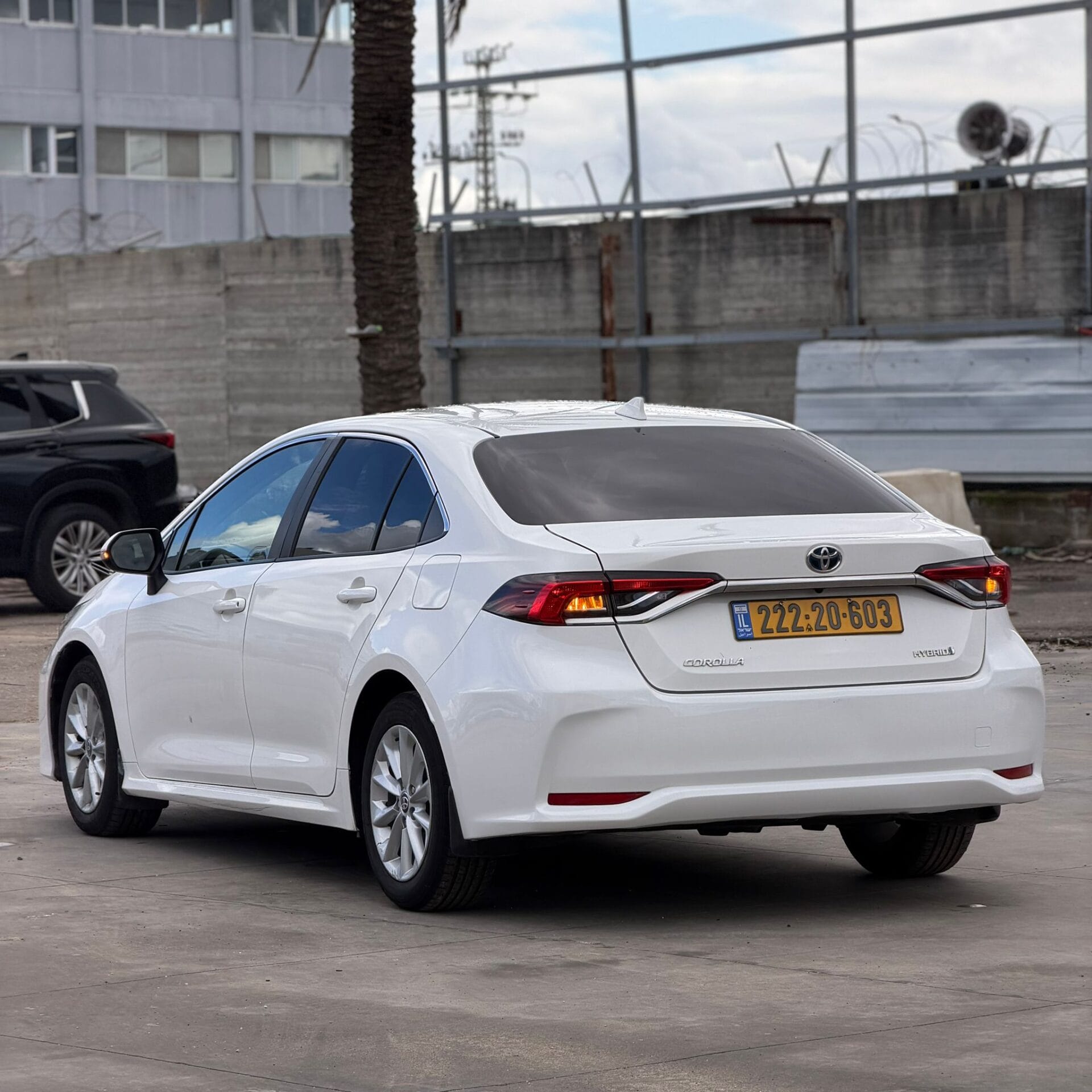 טויוטה קורולה לבנה 2022 אחורי שמאל