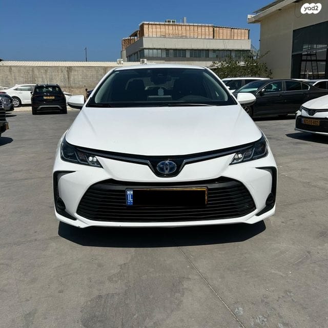 קורולה לבנה 2022 פרונט