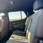 מושב אחורי של שברולט טראוורס כסופה שנת 2022