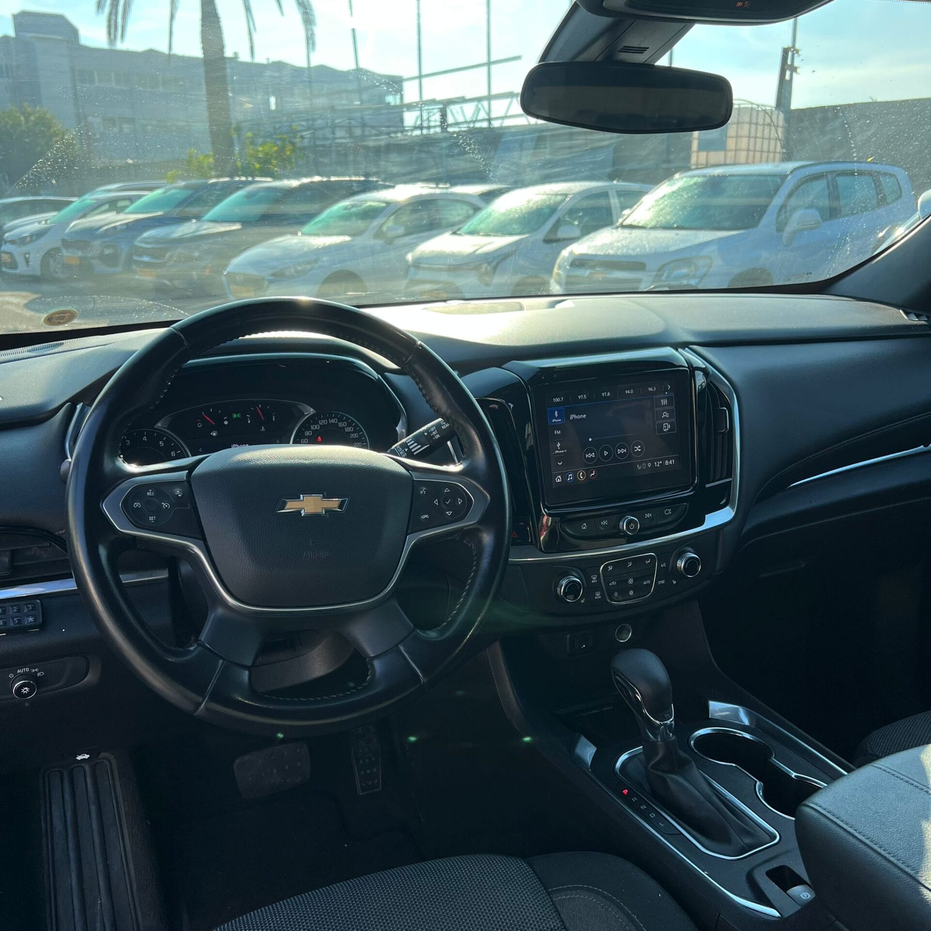 פנים של שברולט טראוורס כסופה שנת 2022