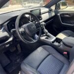 פנים של טויוטה ראב 4 לבנה שנת 2022