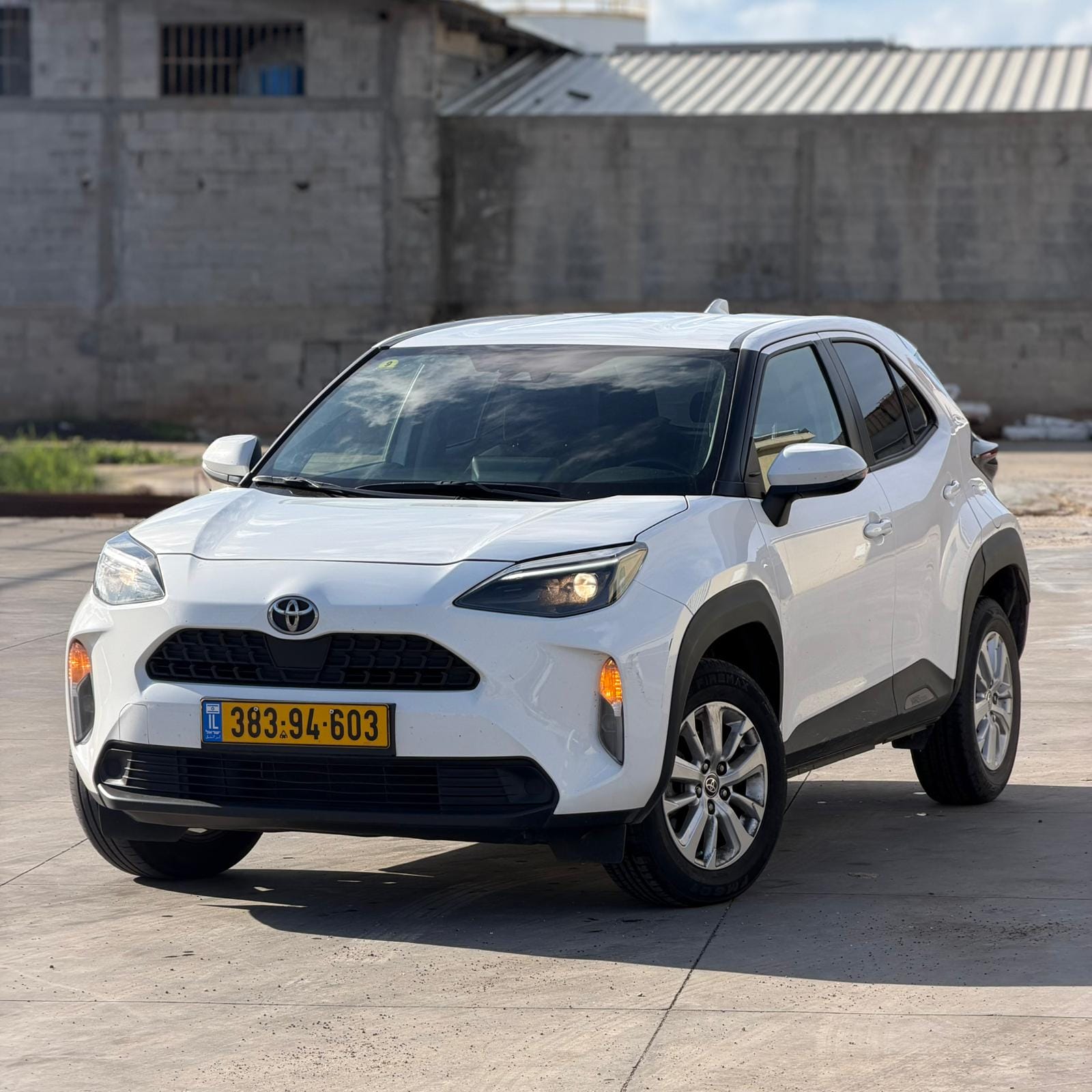 טויוטה יאריס קרוס הייבריד 2023 חזית שמאל