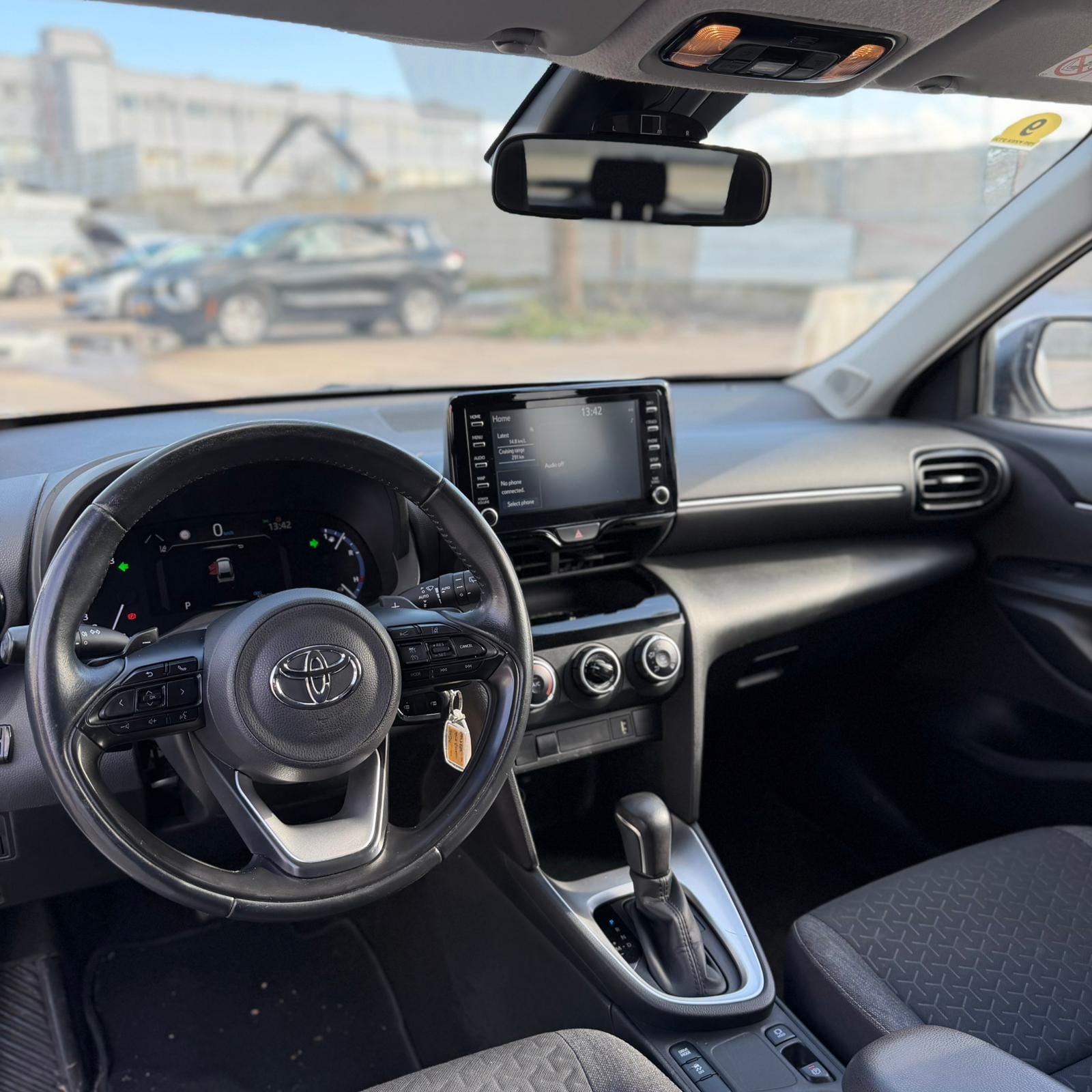 טויוטה יאריס קרוס הייבריד 2023 תא נהג