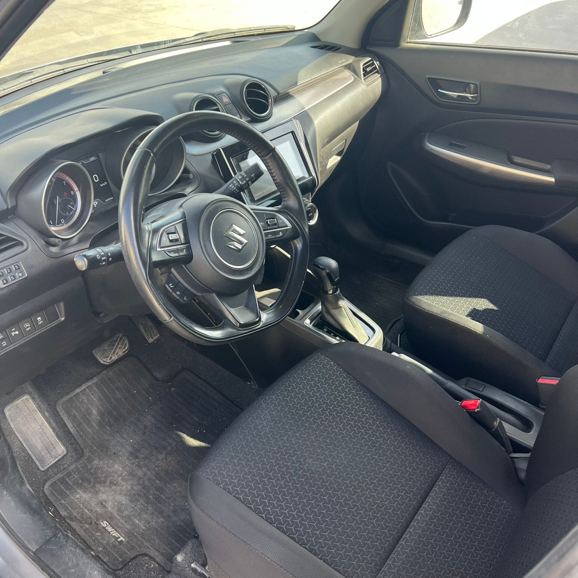 סוזוקי סוויפט 2023 כסופה תא נהג