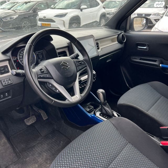 סוזוקי איגניס 2023 שחורה תא נהג