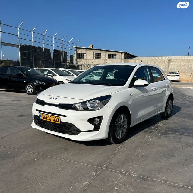 קיה ריו לבנה 2023 חזית שמאל