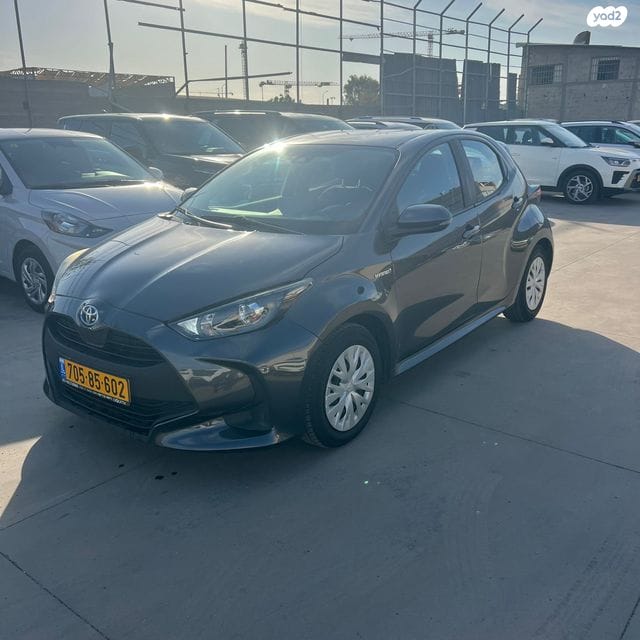 טויוטה יאריס הייבריד שנת 2021 חזית שמאל