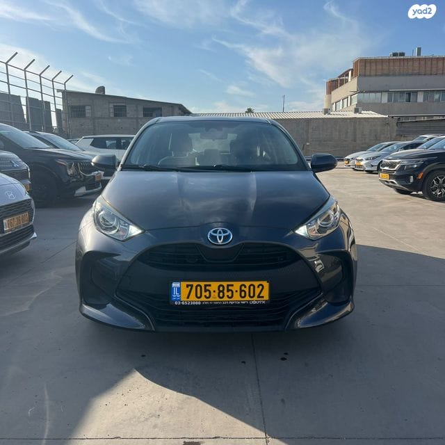 טויוטה יאריס הייבריד שנת 2021 חזית