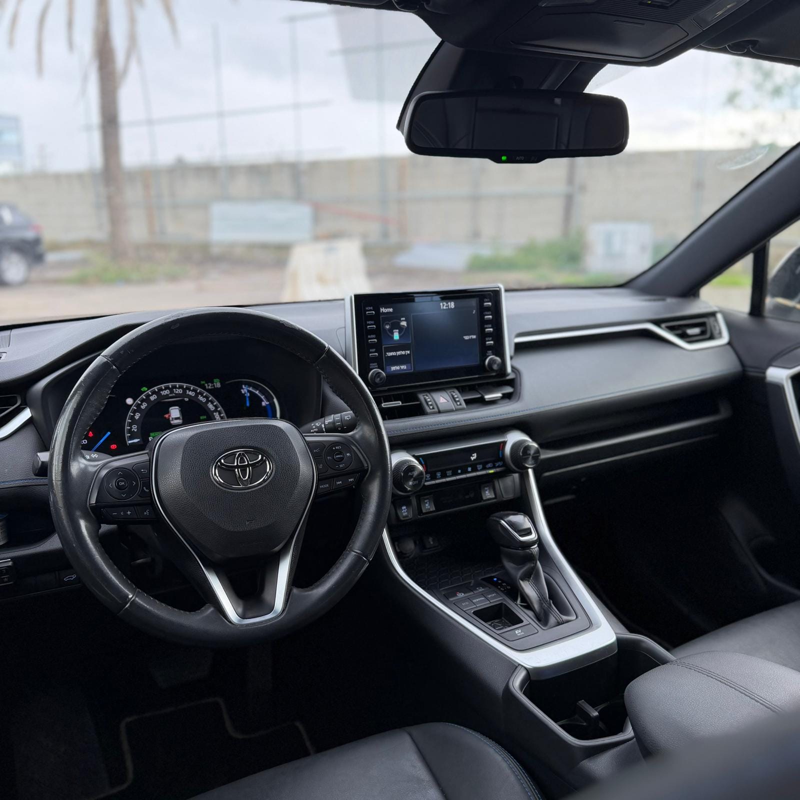 טויוטה ראב 4 שנת שחורה תא נהג 2021