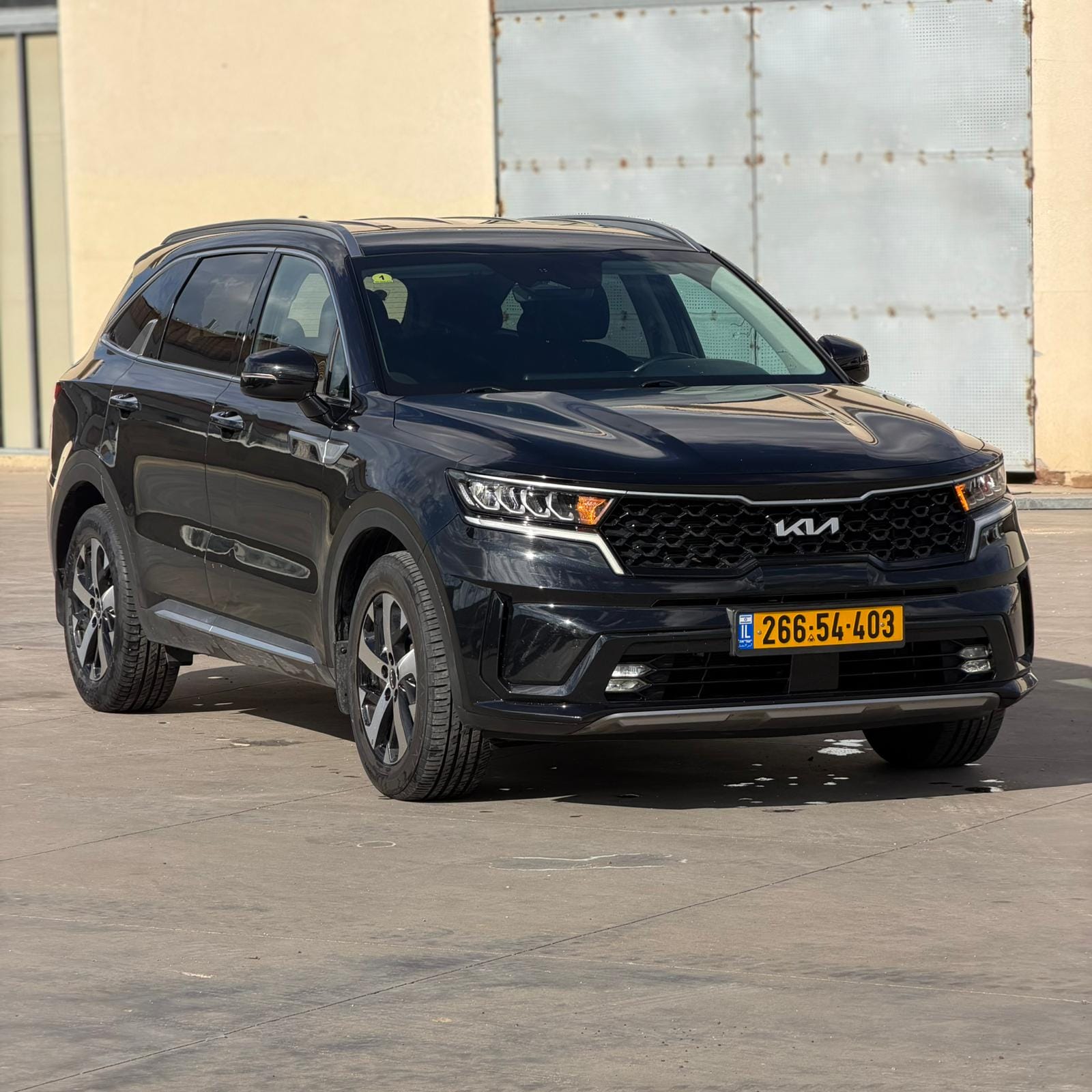 סורנטו 2022 שחורה חזית ימין