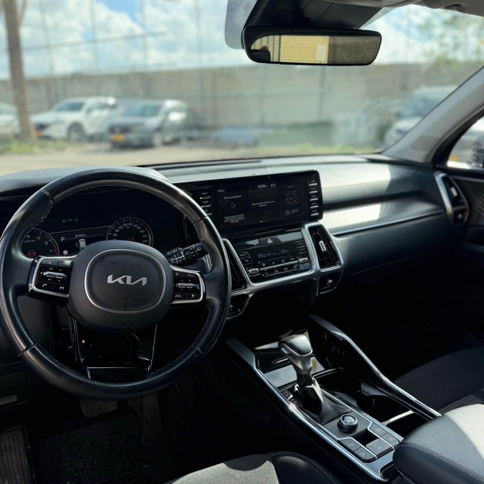 סורנטו 2022 שחורה תא נהג