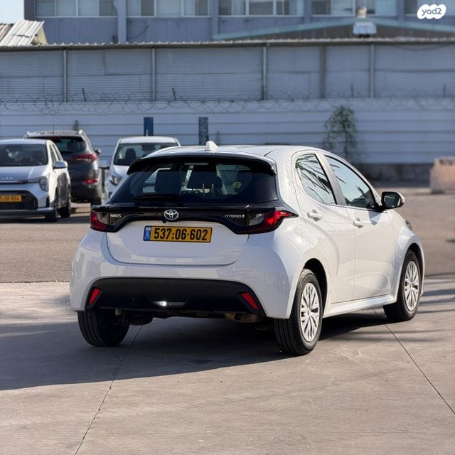 טויוטה יאריס לבנה 2023 אחורי ימין