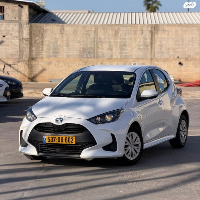 טויוטה יאריס לבנה 2023 חזית שמאל