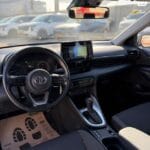 טויוטה יאריס לבנה 2023 תא נהג