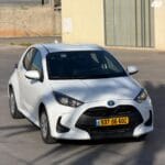 טויוטה יאריס לבנה 2023 חזית